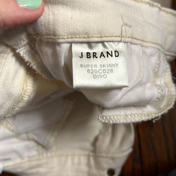 🤍J BRAND🤍NWOT Distressed Mid-Rise Super Skinny S29 Jeans in Divo/Ecru color. - Picture 3 of 6